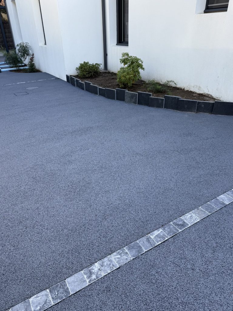 Littoral Construction, expert en aménagement extérieur à Saint-Hilaire-de-Riez et Commequiers : béton désactivé, béton poreux, pose de pavés pour sublimer vos extérieurs et vos clotures