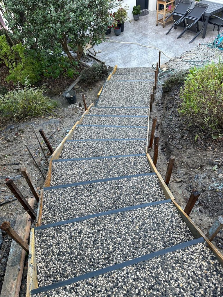 Littoral Construction, expert en aménagement extérieur à Saint-Hilaire-de-Riez et Commequiers : béton désactivé, béton poreux, pose de pavés pour sublimer vos extérieurs et vos clotures