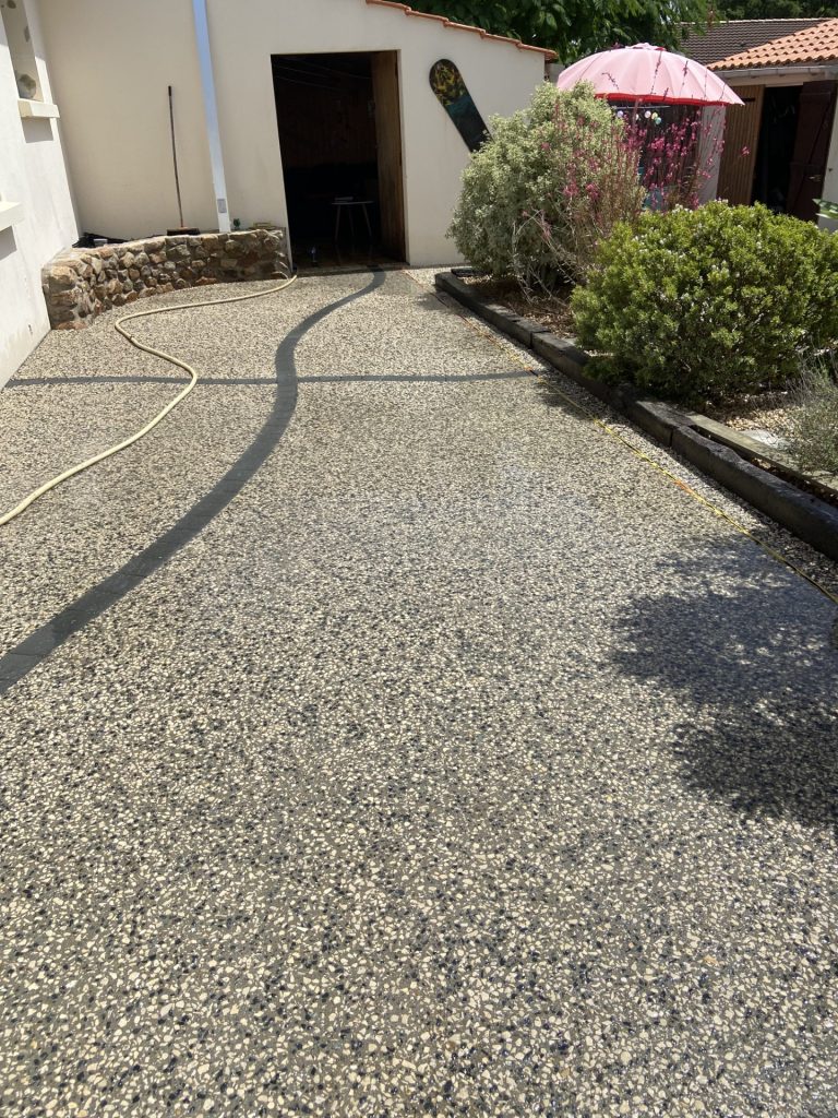 Littoral Construction, expert en aménagement extérieur à Saint-Hilaire-de-Riez et Commequiers : béton désactivé, béton poreux, pose de pavés pour sublimer vos extérieurs.