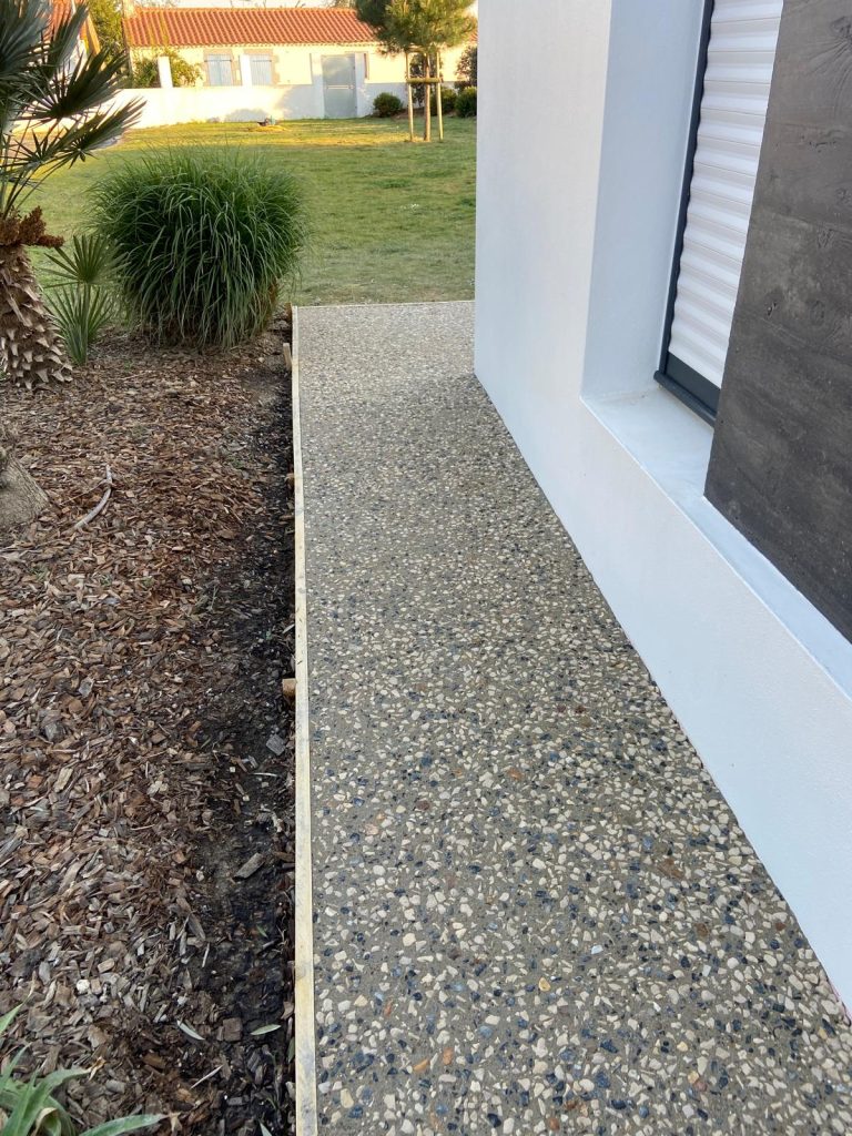 Littoral Construction, expert en aménagement extérieur à Saint-Hilaire-de-Riez et Commequiers : béton désactivé, béton poreux, pose de pavés pour sublimer vos extérieurs et vos clotures